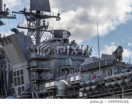 アメリカ級強襲揚陸艦「アメリカ」の艦橋 109099268