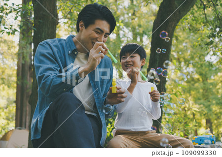 父子でしゃぼん玉 109099330