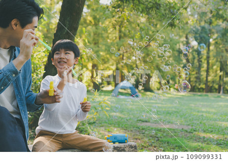 父子でしゃぼん玉 109099331