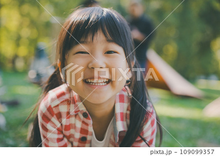 子供連れのファミリーキャンプ 109099357