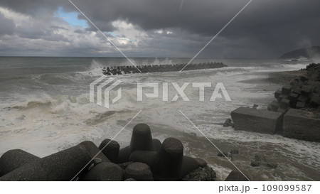 荒れ始めた日本海富山湾鉛色の海 109099587