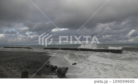 荒れ始めた日本海富山湾鉛色の海 荒れ始めた日本海富山湾鉛色の海 109099600
