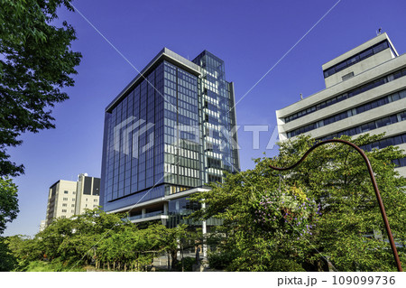 富山市街　富山県防災危機管理センターと富山県民会館　富山県富山市 109099736