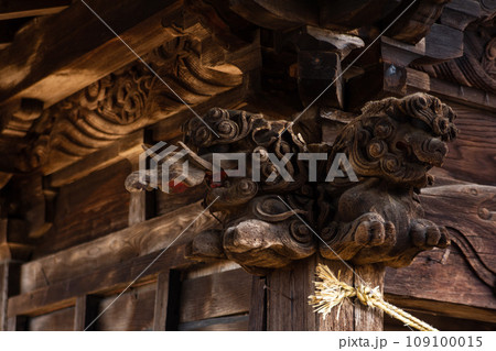 神社の柱の装飾・宮彫り（獏木鼻／獅子木鼻）の写真素材 [109100015] - PIXTA