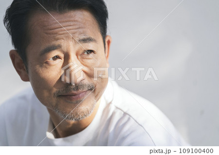 白いTシャツを着た50代半ばの男性　ポートレート 109100400
