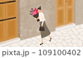 花束を抱えて石畳を歩く女性 109100402