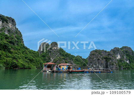 ベトナム　奇岩が続くハロン湾で水上生活をする人の船 109100579