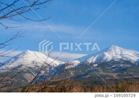 爽快な青空と冠雪した美瑛岳・美瑛富士・十勝岳方面の風景｜北海道美瑛町 109100729