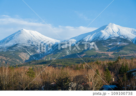 爽快な青空と冠雪した美瑛岳・美瑛富士・十勝岳方面の風景｜北海道美瑛町 109100738