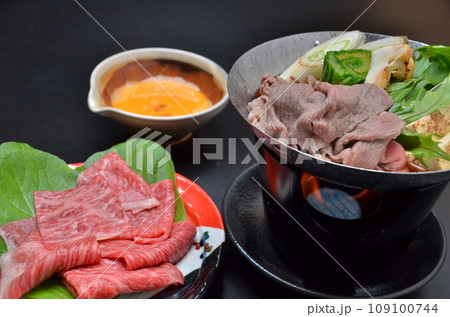 すき焼き、皿に盛った霜降り和牛の肉 すき焼き、皿に盛った霜降り和牛の肉 109100744
