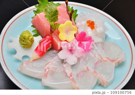 おいしそうな刺身の盛り合わせ おいしそうな刺身の盛り合わせ 109100756