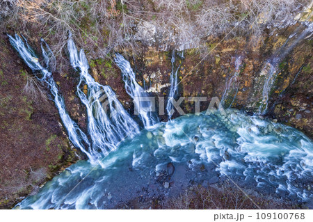 ドローン撮影｜糸状に何本にも分かれて流れる白ひげの滝の空撮｜美瑛川｜北海道美瑛町白金 109100768