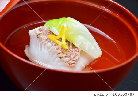 料亭で出される鯛のお吸い物 料亭で出される鯛のお吸い物 109100787