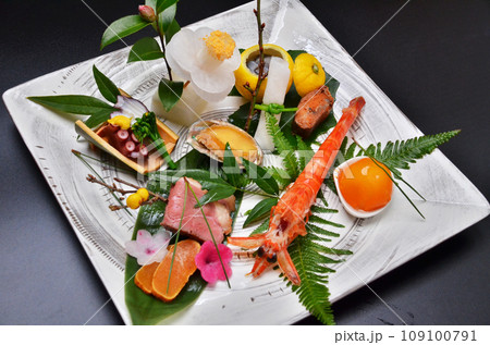 料亭で出される旬の食材を盛り付けた料理　八寸 109100791