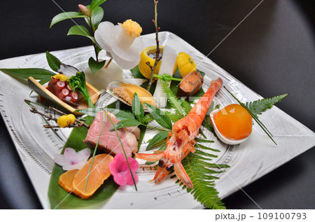 料亭で出される旬の食材を盛り付けた料理　八寸 109100793