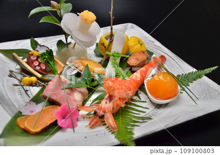 料亭で出される旬の食材を盛り付けた料理 八寸 料亭で出される旬の食材を盛り付けた料理 八寸 109100803