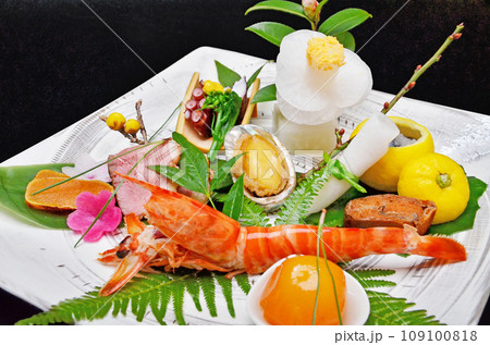 料亭で出される旬の食材を盛り付けた料理 八寸 料亭で出される旬の食材を盛り付けた料理 八寸 109100818