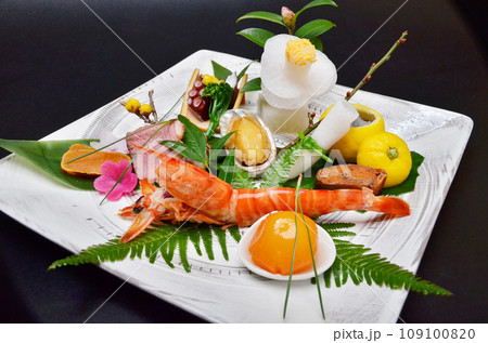 料亭で出される旬の食材を盛り付けた料理 八寸 料亭で出される旬の食材を盛り付けた料理 八寸 109100820