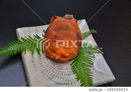 正月にお皿に盛られた干し柿 正月にお皿に盛られた干し柿 109100824