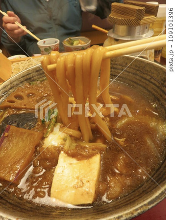味が染みた煮込みうどん 109101396