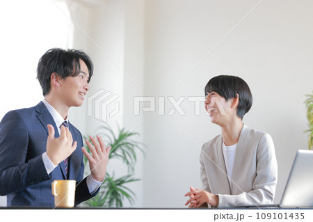 1on1_自分の考えを話す部下と微笑んで聞く女性管理職1 109101435