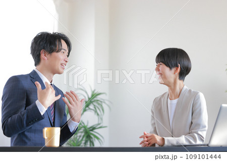 1on1_自分の考えを話す部下と微笑んで聞く女性管理職3 109101444