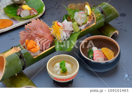 竹の器に盛りつけられた団扇海老のお刺身と鯨の酢の物 109101465