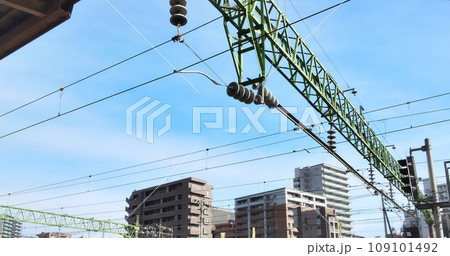 電車のトロリー線と吊架線 電車のトロリー線と吊架線 109101492