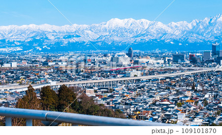 呉羽山公園から富山市街と立山連峰の眺め（冬） 109101870