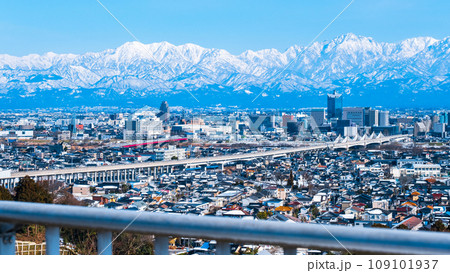 呉羽山公園から富山市街と立山連峰の眺め（冬） 109101937