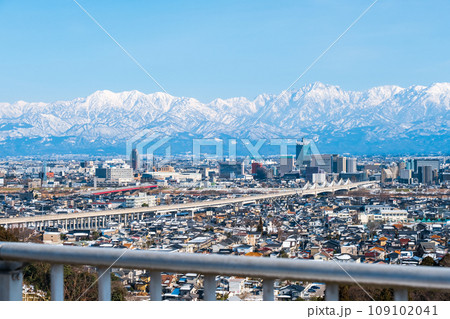 呉羽山公園から富山市街と立山連峰の眺め(冬) 呉羽山公園から富山市街と立山連峰の眺め(冬) 109102041