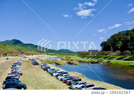 河川敷を利用した臨時の駐車場 109102567