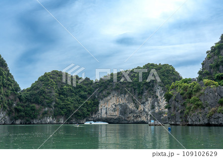 ベトナム　奇岩が続くハロン湾でカヤックを漕いで観光ポイントの穴に着いた人 109102629