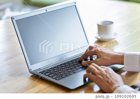 ノートパソコンでタイピングをするビジネスマンの手元 109102695