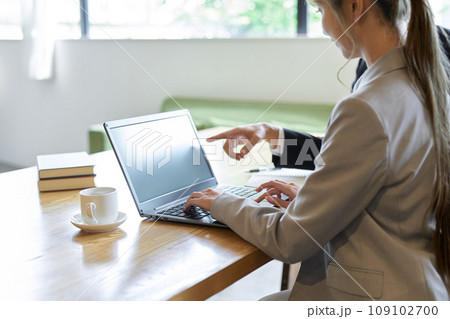 先輩に仕事を教わるビジネスウーマン 109102700