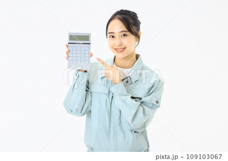 作業服を着た女性 109103067