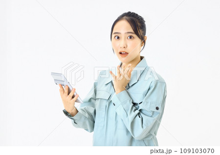 作業服を着た女性 109103070