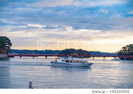 日本三景松島　船から見る初日の出　日の出　ご来光　朝の景色　宮城県松島町 109103092