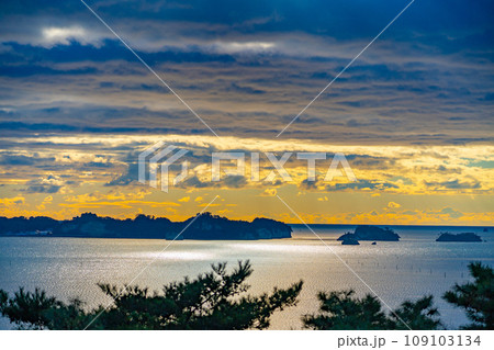 日本三景　松島　双観山から眺める松島湾　日の出　ご来光　朝の景色　宮城県松島町 109103134