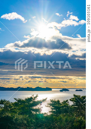 日本三景 松島 双観山から眺める松島湾 初日の出(宮城県松島町) 日本三景 松島 双観山から眺める松島湾 初日の出(宮城県松島町) 109103161