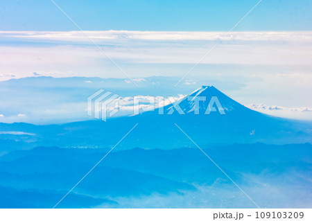 飛行機の窓から見える富士山 109103209