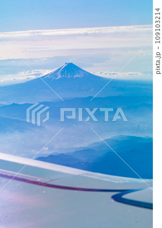 飛行機の窓から見える富士山 109103214