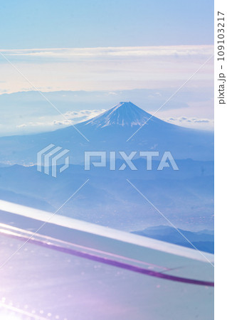 飛行機の窓から見える富士山 飛行機の窓から見える富士山 109103217