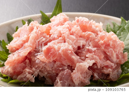 本マグロ入り粗挽きマグロたたき 109103765