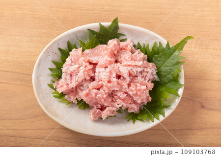 本マグロ入り粗挽きマグロたたき 109103768