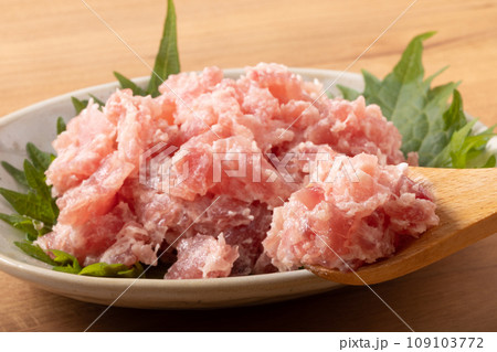 本マグロ入り粗挽きマグロたたき 109103772