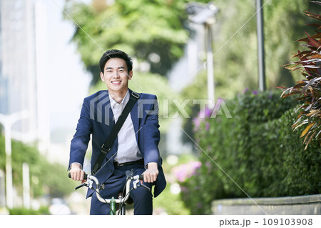 young asian business executive commuting by bike happy and smiling 109103908