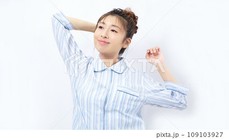 元気に朝起きる若い女性イメージ 元気に朝起きる若い女性イメージ 109103927