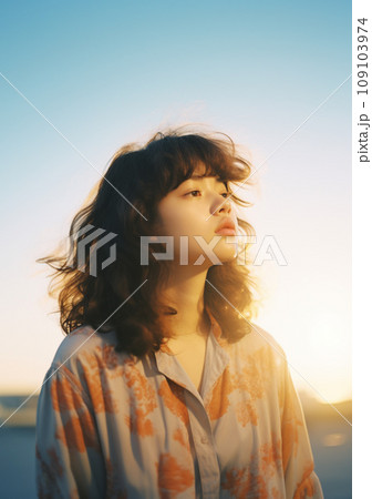 夕日に照らされながら遠くを見る女性　AI生成画像 109103974