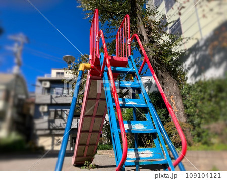 公園のカラフルな滑り台 公園のカラフルな滑り台 109104121